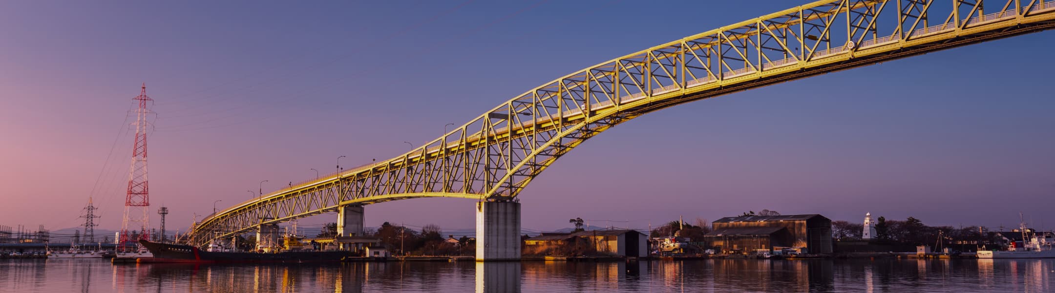 夕日に照らされる境水道大橋